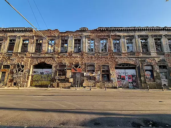 Aceasta cladire din centrul Bucurestiului poate oricand sa omoare pe cineva. Hanul Solacolu nu va fi pus in siguranta anul acesta