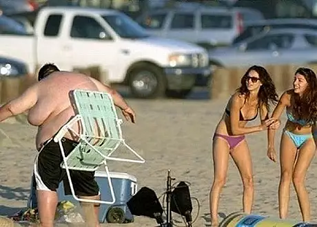 Acest grasut incerca sa abordeze fete pe plaja. Ce a urmat e INCREDIBIL. Turistii au ras in hohote