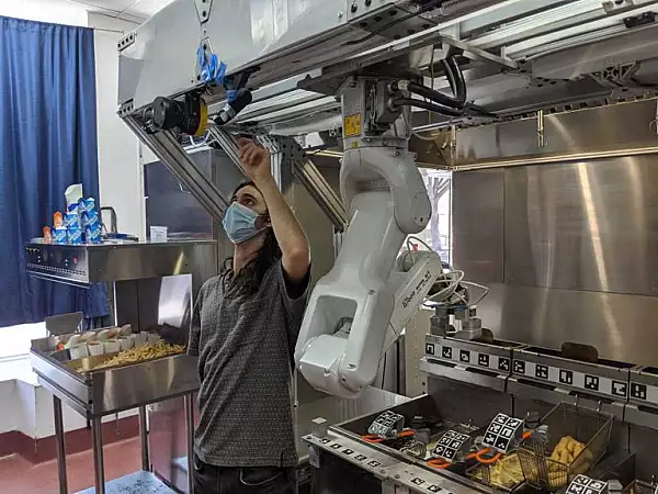 Acest robot este un ajutor de nadejde in bucatarie si e perfect pentru lanturile fast-food