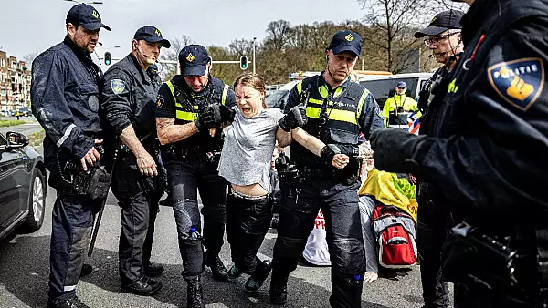 Activista de mediu Greta Thunberg a fost saltata de politie in timpul unui miting de protest