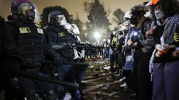 Activistii pro-Gaza de la UCLA au cerut "intariri" si "scuturi" pentru a face fata politiei | Anterior, oamenii legii au "curatat" o tabara similara la Universi