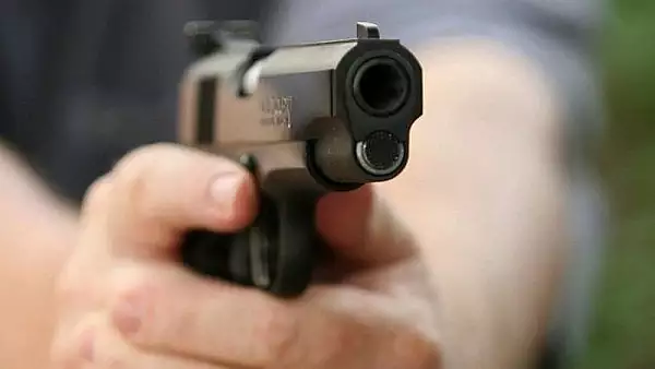 Adolescenta impuscata in fata cu un pistol tip airsoft de un tanar de 18 ani, pe o strada din Ramnicu Sarat 