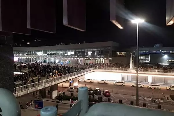 Aeroportul din Frankfurt a fost evacuat, dupa ce o persoana agresiva a amenintat ca impusca pe toata lumea