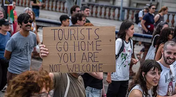 afara-cu-turistii-din-cartierele-noastre-mii-de-oameni-au-protestat-la-barcelona-cerand-limitarea-numarului-de-turisti.webp