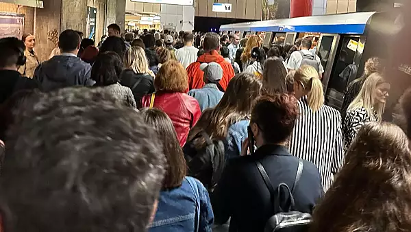 Aglomeratie mare la metrou, marti dimineata, in urma unei defectiuni. Trenurile pe magistrala M2 au circulat la intervalul de 6 minute