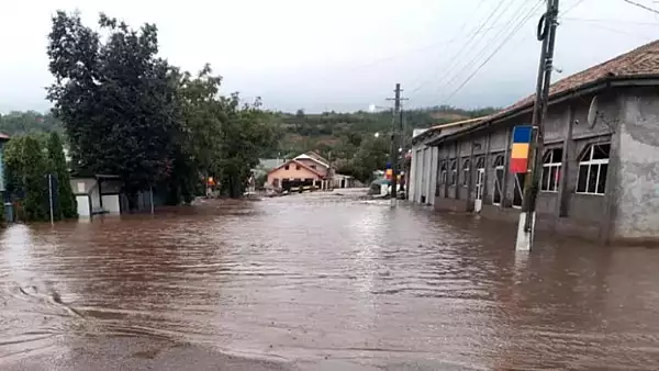 Ajutoare pentru sinistratii din judetul Galati, trimise de autoritati. Oamenii vor primi paturi, saltele, perne si saci de dormit