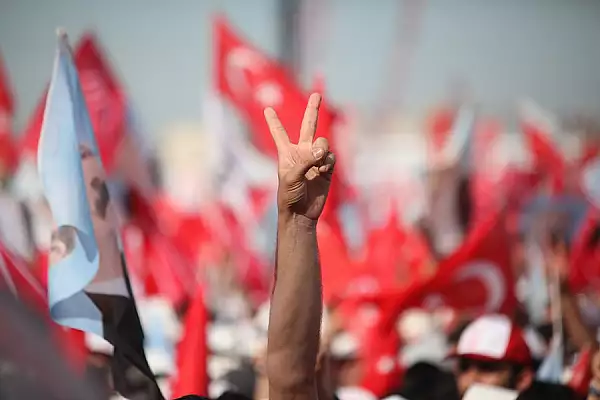 Alegeri in Turcia: Opozitia indrazneste sa viseze la o infrangere a lui Erdogan | Reportaj BBC