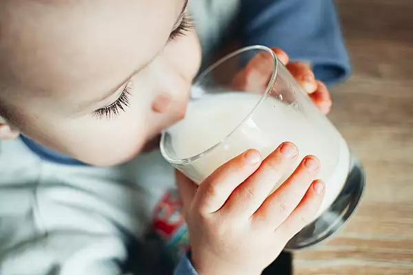 Alergia la laptele de vaca este rezultatul unei disfunctii a sistemului imunitar. La ce semne ar trebui sa fie atenti parintii si ce au de facut
