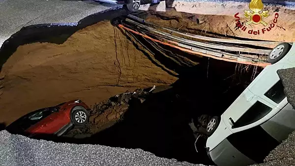 Alerta in Italia: Un drum din Roma s-a prabusit brusc, formand un adevarat crater. Doua masini au fost inghitite de groapa imensa
