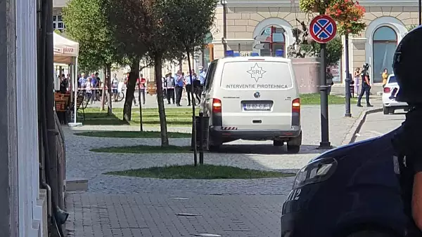 Alerta la Ploiesti. Pachetul suspect din apropierea cladirii Consiliului Judetean Prahova s-a dovedit a fi un geanta cu...haine!