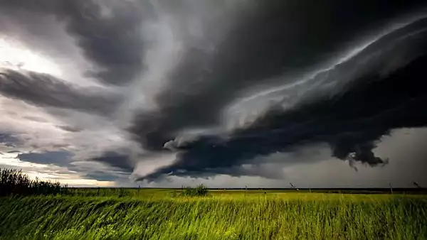 Alerta METEO! Cod GALBEN de ploi torentiale, vijelii si grindina, cod ROSU de canicula si disconfort termic. Care sunt localitatile vizate HARTA