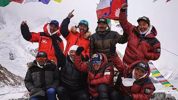 Alex Gavan nu a reusit sa fie primul care ajunge pe varful K2 iarna, dupa ce a incercat sa ajute un alpinist cazut