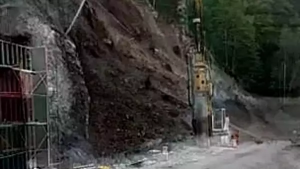 Alunecare de teren in Suceava: drum blocat pe ambele sensuri dupa ce o bucata de munte a luat-o la vale - FOTO