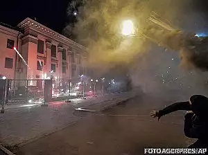 Ambasada Rusiei la Kiev, atacata cu fumigene si petarde