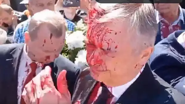 Ambasadorul Rusiei, ATACAT cu vopsea rosie! Oficialul depunea jerbe de flori la cimitirul soldatilor sovietici - VIDEO