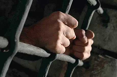 Angajat al Penitenciarului Craiova, 4 ani de inchisoare pentru ca furniza telefoane detinutilor