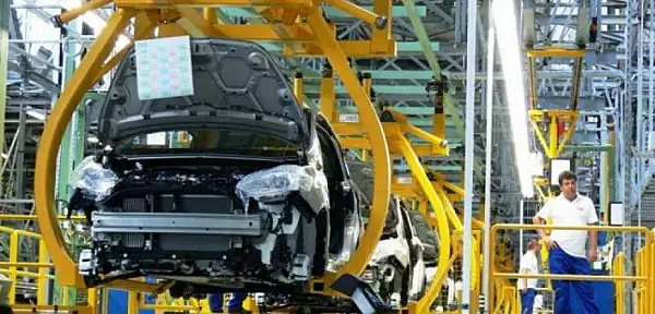 Angajatii uzinei Ford si-au reluat activitatea dupa trei saptamani de pauza. Afacerile fabricii din Craiova au scazut cu 7%