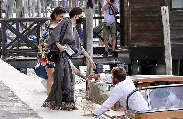 Angelina Jolie, de nerecunoscut pe strazile din Italia. S-a imbracat intr-o rochie-sac si nu a lasat nimic la vedere