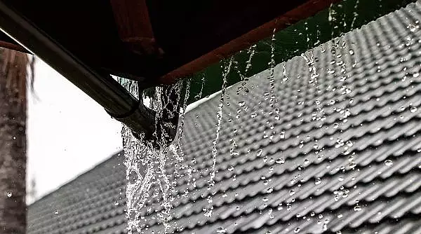 Apa de ploaie scursa de pe acoperis, motiv de disputa intre vecini. Legea pe care trebuie sa o cunoasca toti romanii care stau la curte