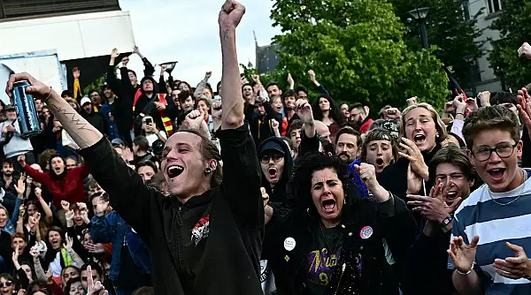 Aplauze si lacrimi de bucurie pe strazile din Paris, dupa ce a fost anuntata infrangerea uriasa a extremei dreapta