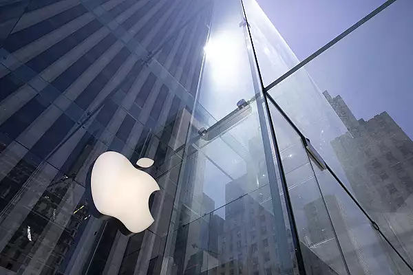 Apple este sub tirul Bruxelles-ului: Este acuzat ca a incalcat drepturile posesorilor de iPhone-uri