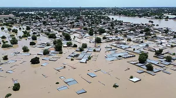 Aproape 300 de detinuti periculosi au evadat dupa ce zidul unei inchisori s-a prabusit din cauza inundatiilor