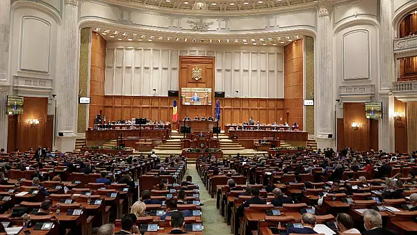 Aproape 70 de fosti parlamentari cer astazi sa primeasca din nou pensiile speciale - Sute de deputati si senatori s-au adresat instantei