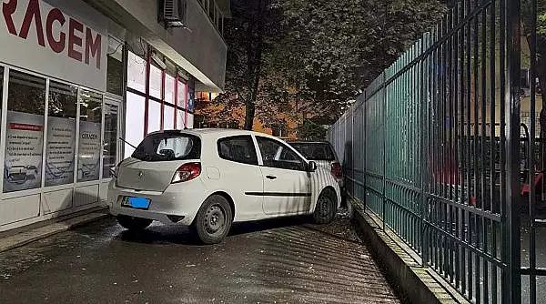 "Ar merita pana si pe roata de rezerva". Trotuar blocat de un sofer care a parcat pe diagonala, in Bucuresti