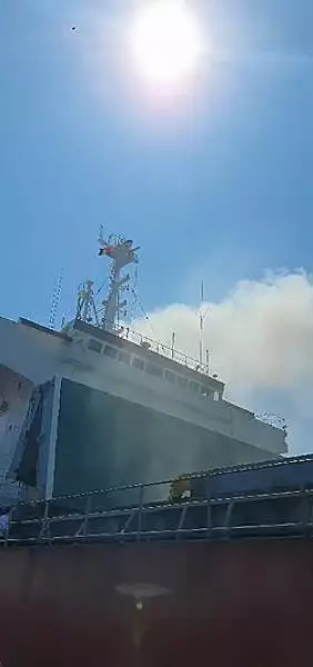 Arde un vapor in santierul naval din Midia. Patru persoane ar putea fi la bord VIDEO