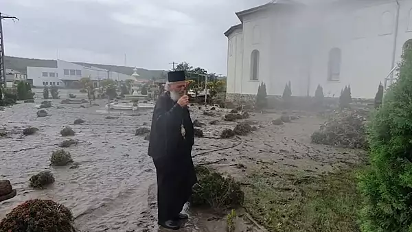 Arhiepiscopul Casian Craciun a curatat cu matura malul dintr-o biserica afectata de inundatii, la Galati. Imagini emotionate cu prapadul lasat in urma de ape 