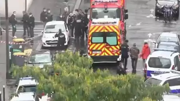 ATAC cu maceta la Paris, langa fostul sediu ,,Charlie Hebdo": patru persoane INJUNGHIATE! Doi jurnalisti, grav raniti. Atacatorii, arestati de politie