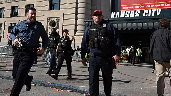 Atac sangeros la Parada Superbowl din Kansas. Cel putin un om a murit si peste 20 au fost raniti