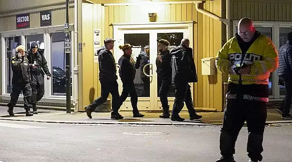 Atacul mortal din Norvegia. Suspectul se convertise la Islam si fusese contactat de politie inainte de raidul ucigas. Majoritatea victimelor sunt femei