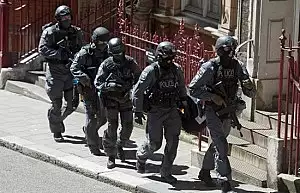 Atentat terorist evitat la limita de politistii francezi 