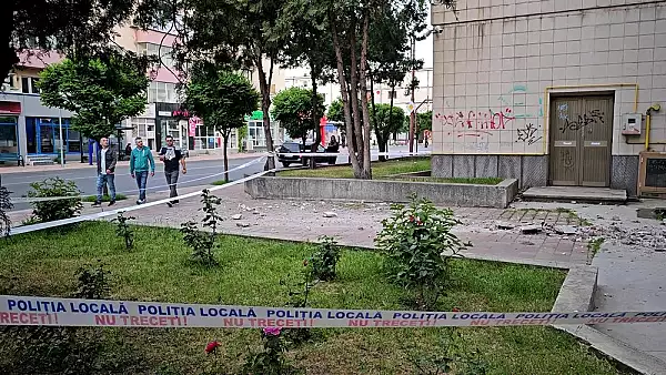 Atentie, cade tencuiala in centrul Buzaului. Politia a izolat trotuarul cu banda VIDEO