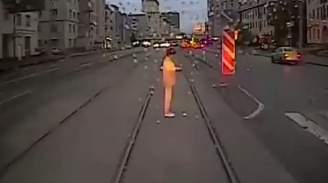 Atentie, imagini socante! O femeie neatenta este lovita in plin de un tramvai