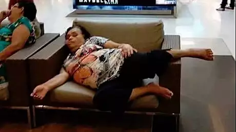 Au mers la mall si au vazut o doamna care a adormit pe un fotoliu. Ce glume au facut pe seama ei