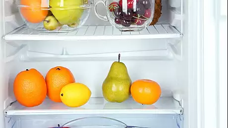 Au vazut o pata alba pe fructele din frigider. Ce a iesit din ea e socant. "Am parasit repede casa"