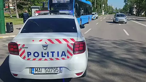 Autobuz devastat in statiunea Mamaia de un barbat extrem de violent. Martor: ,,Era probabil drogat, a facut o criza" VIDEO