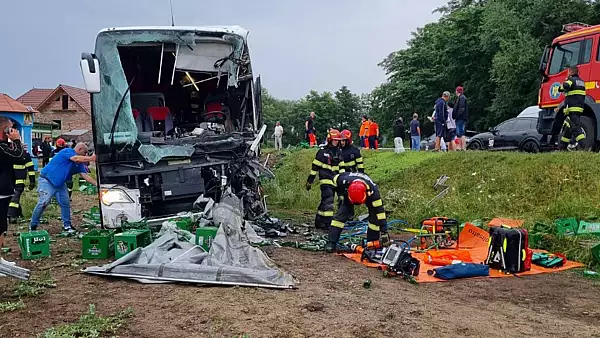 Autocar cu 57 de persoane, implicat intr-un grav accident de circulatie pe DN1. Trei persoane, transportate la spital