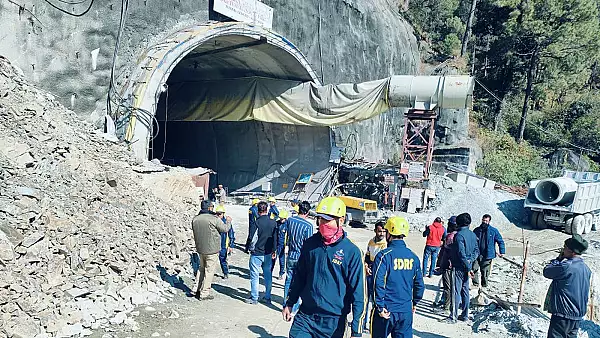 Autoritatile indiene iau in calcul cinci variante de a salva 41 de barbati prinsi intr-un tunel