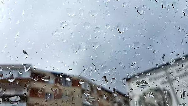 Avertizare cod galben de ploi torentiale si vijelii in mai multe judete - HARTA / Cum va fi vremea in Bucuresti