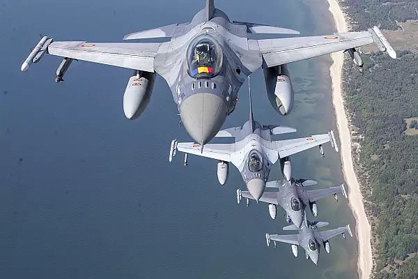 Avioanele F-16 ale Fortelor Aeriene Romane au participat la un exercitiu din Marea Baltica 