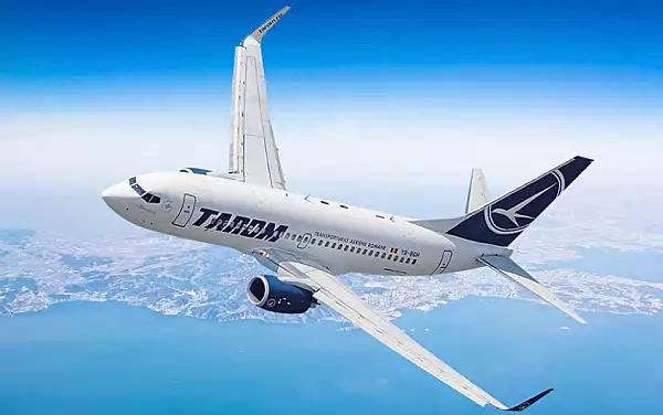 Avion TAROM lovit de fulger. De ce au luat pilotii decizia de a ateriza