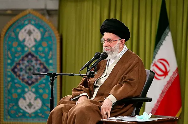 ayatolllahul-khamenei-face-apel-la-iranieni-sa-nu-se-ingrijoreze-pentru-tara-dupa-accidentul-de-elicopter-al-presedintelui-raisi.webp