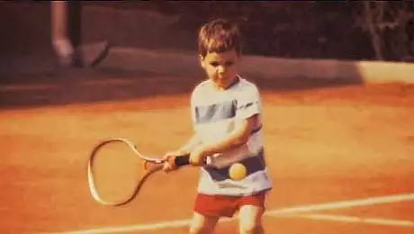 Azi e unul dintre cei cunoscuti tenismeni din lume, dar asa arata in copilarie. Il recunosti?