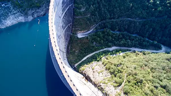 Barajul Gura Apelor: Salvatorul unui oras intreg si obiectiv turistic spectaculos