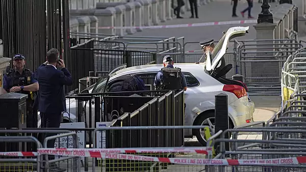 Barbat ARESTAT la Londra, dupa ce a lovit cu masina grilajul de pe Downing Street - FOTO&VIDEO