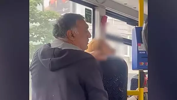 Barbat, cautat de politisti dupa ce a facut gesturi obscene intr-un autobuz din Cluj. Calatorii au fost ingroziti