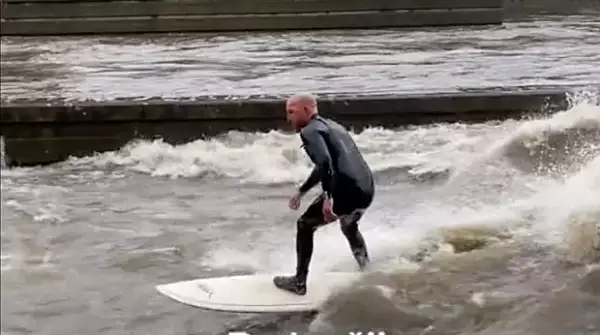 Barbat filmat cand face surf, altul se da intr-un caiac, pe raul Vltava, la Praga, in mijlocul inundatiilor: ,,E o nebunie" | VIDEO